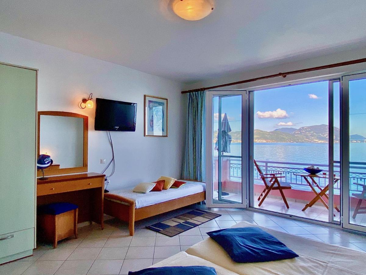 Seafront Villa Ourania Mesongí Buitenkant foto